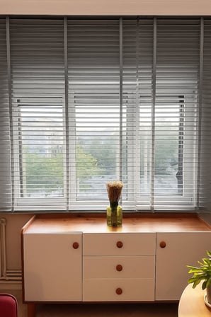 Gri Renk Gerçek Ahşap Jaluzi 50mm Zincirli Redüktörlü Kurdelalı AJS1004