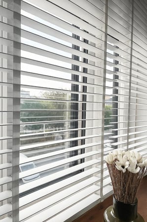 Gri Renk Gerçek Ahşap Jaluzi 50mm Zincirli Redüktörlü Kurdelalı AJS1004