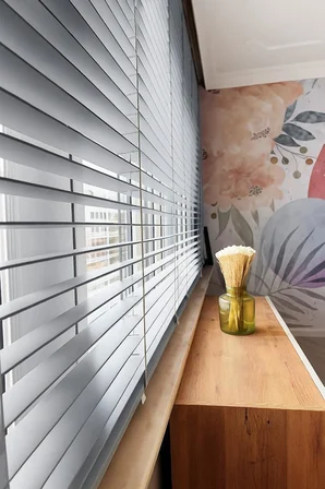 Gri Renk Gerçek Ahşap Jaluzi 50mm Zincirli Redüktörlü Kurdelalı AJS1004