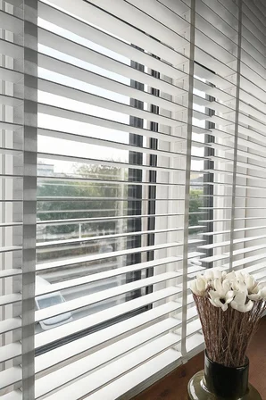 Gri Renk Gerçek Ahşap Jaluzi 50mm Zincirli Redüktörlü Kurdelalı AJS1004