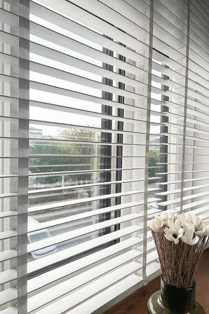 Gri Renk Gerçek Ahşap Jaluzi 50mm Zincirli Redüktörlü Kurdelalı AJS1004