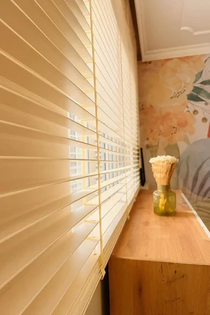 Krem Renk Gerçek Ahşap Jaluzi 50mm Zincirli Redüktörlü Kurdelalı AJS1005
