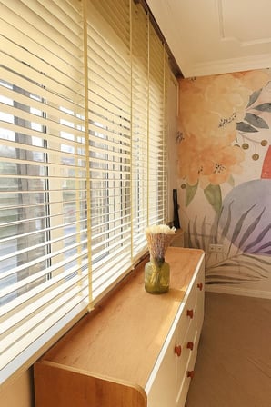 Krem Renk Gerçek Ahşap Jaluzi 50mm Zincirli Redüktörlü Kurdelalı AJS1005