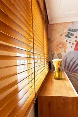 Meşe Renk Gerçek Ahşap Jaluzi 50mm Zincirli Redüktörlü Kurdelalı AJS1006