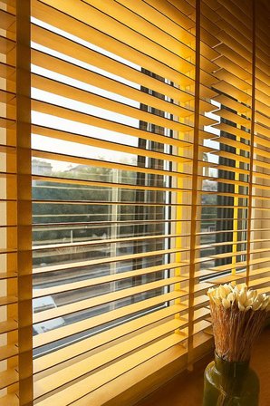 Meşe Renk Gerçek Ahşap Jaluzi 50mm Zincirli Redüktörlü Kurdelalı AJS1006