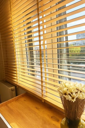 Meşe Renk Gerçek Ahşap Jaluzi 50mm Zincirli Redüktörlü Kurdelalı AJS1006