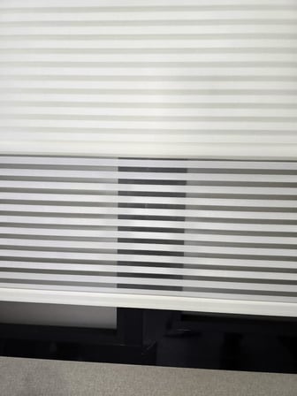 İnce Zebra Çizgili Çift Mekanizmalı Tül ve Stor perde TS2025
