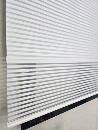 İnce Zebra Çizgili Çift Mekanizmalı Tül ve Stor perde TS2025