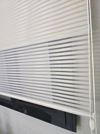 İnce Zebra Çizgili Çift Mekanizmalı Tül ve Stor perde TS2025