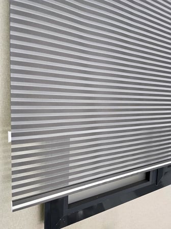 İnce Zebra Çizgili Tül ve Işık Geçirmez Blackout Stor perde TS2025BL
