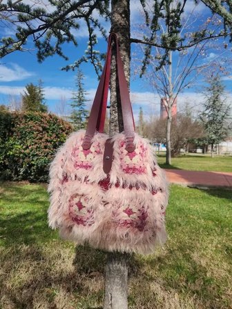 Bordo & Pudra Tüylü Motifli El Yapımı Çanta – Bohem Vintage Omuz Çantası