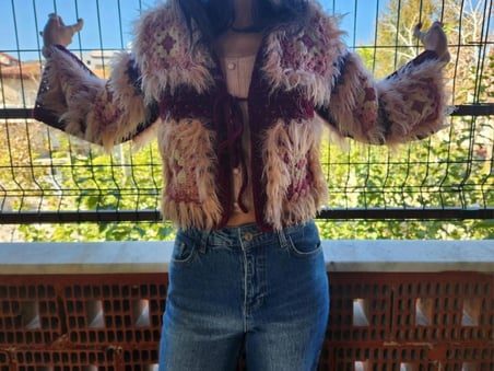 Bordo & Pudra Tüylü Motifli El Örgüsü Hırka – Bohem Vintage Tasarım