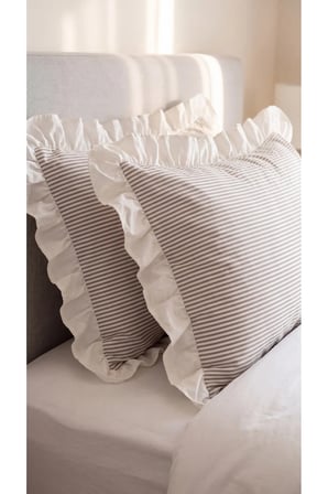 Pamuklu Kumaş Beyaz Fırfırlı Çizgili Yastık Kılıfı 50x70 cm