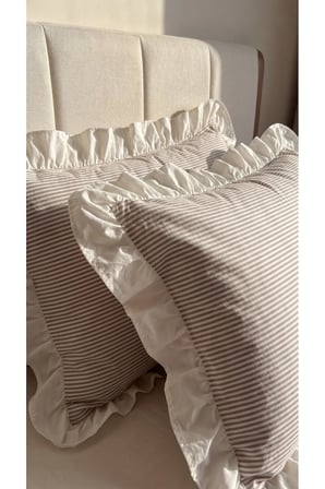 Pamuklu Kumaş Beyaz Fırfırlı Çizgili Yastık Kılıfı 50x70 cm
