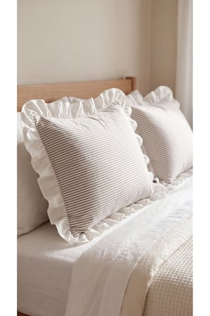 Pamuklu Kumaş Beyaz Fırfırlı Çizgili Yastık Kılıfı 50x70 cm