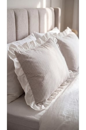 Pamuklu Kumaş Beyaz Fırfırlı Çizgili Yastık Kılıfı 50x70 cm