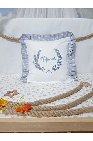Fırfırlı Kırlent Bebek İsimli 40x40 Cm Nakışlı Takı Yastığı İçi Dolgulu