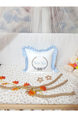 Fırfırlı Kırlent Bebek İsimli 40x40 cm Nakışlı Takı Yastığı İçi Dolgulu C18