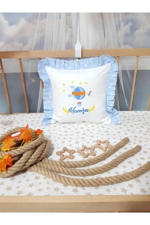 Fırfırlı Kırlent Bebek İsimli 40x40 Cm Nakışlı Takı Yastığı İçi Dolgulu