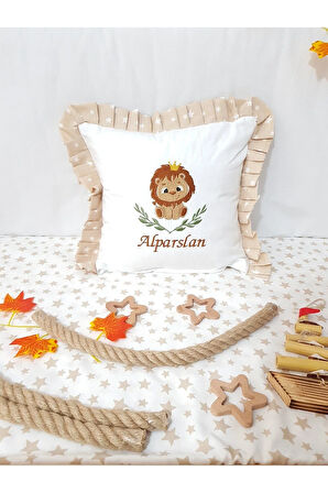 Fırfırlı Kırlent Bebek İsimli 40x40 Cm Nakışlı Takı Yastığı İçi Dolgulu