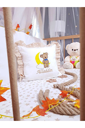 Fırfırlı Kırlent Bebek İsimli 40x40 cm Nakışlı Takı Yastığı İçi Dolgulu H15