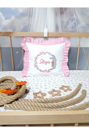 Fırfırlı Kırlent Bebek İsimli 40x40 Cm Nakışlı Takı Yastığı İçi Dolgulu