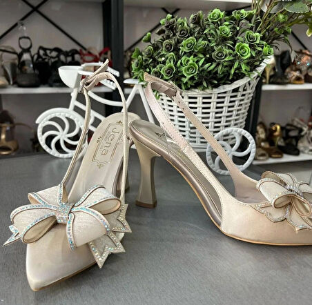 FİYONK DETAYLI EN MODA ÇOK ŞIK KADIN AYAKKABI 6 CM TOPUKBOYU SATEN DOKU HER ZAMANIN MODELİ KONFOR