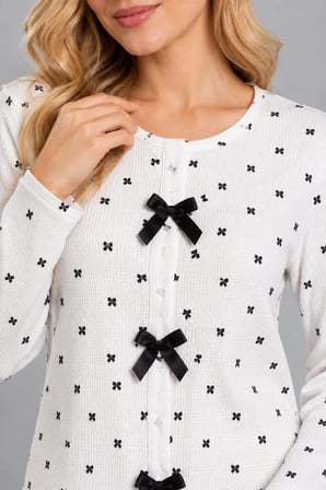 Kadın Beyaz Waffle Siyah Fiyonklu Desenli Önü Patlı Düğmeli Uzun Kollu Pijama Takımı