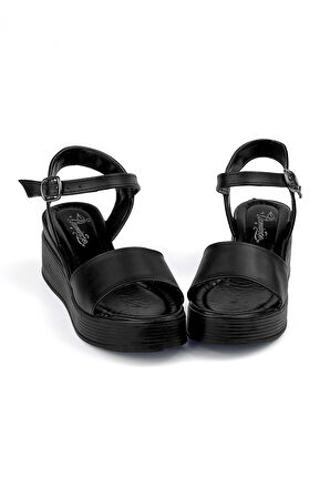 Kadın Siyah Tokalı Dolgu Topuklu Sandalet 6 Cm Rahat Yüksek Topuklu