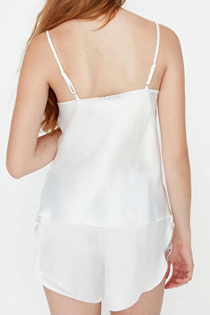 Kadın Polyester V Yaka Askılı Kol Saten Dantel Detaylı Atlet-Şort Dokuma Pijama Takımı