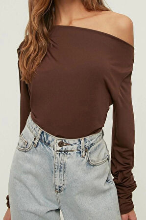 Kadın Regular Asimetrik Yaka Fırfırlı Kol Regular Kalıp Örme Fitted Vücuda Oturan Drapeli Esnek Bluz