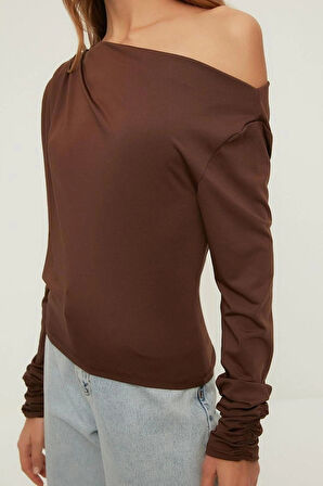 Kadın Regular Asimetrik Yaka Fırfırlı Kol Regular Kalıp Örme Fitted Vücuda Oturan Drapeli Esnek Bluz