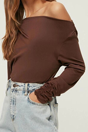 Kadın Regular Asimetrik Yaka Fırfırlı Kol Regular Kalıp Örme Fitted Vücuda Oturan Drapeli Esnek Bluz