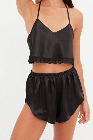 Kadın Polyester V Yaka Askılı Kol Dantel Detaylı Kurdele Desenli Crop Saten Dokuma Pijama Takımı