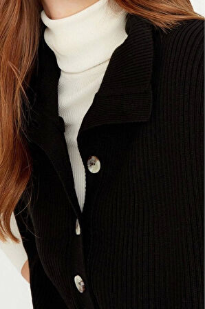 Kadın Moda Şık Dik Yaka Standart Kol Regular Yandan Bağlama Detaylı Yaka Düğmeli Triko Süveter