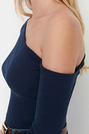 Kadın Şık Crop Asimetrik Yaka Düşük Kol Slim Kalıp Örme Fitted Vücuda Oturan Omzu Açık Fitilli Bluz