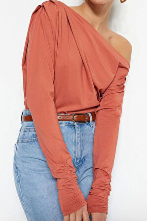 Kadın Regular Asimetrik Yaka Fırfırlı Kol Regular Kalıp Örme Fitted Vücuda Oturan Drapeli Esnek Bluz