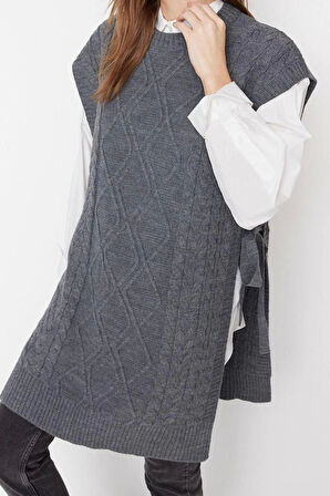 Kadın Moda Şık Tesettür Bisiklet Yaka Düşük Kol Midi Beli Bağlamalı Saç Örgülü Triko Süveter