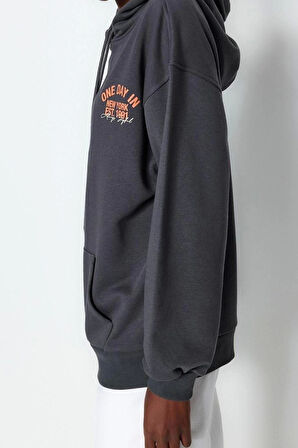 Kadın Moda Şık Oversize Kapüşonlu Standart Kol Regular Slogan Baskılı Kalın Örme Sweatshirt