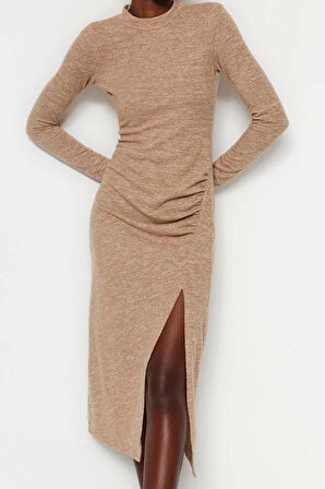 Kadın Moda Midi Boy Dik Yaka Slim Bisiklet Yaka Yumoş Yırtmaçlı ve Büzgü Detaylı Fitted Örme Elbise