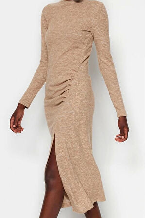 Kadın Moda Midi Boy Dik Yaka Slim Bisiklet Yaka Yumoş Yırtmaçlı ve Büzgü Detaylı Fitted Örme Elbise