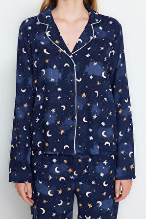 Kadın Moda Şık Gömlek Yaka Boru Paça Uzun Kol Galaksi Desenli Biyeli Viskon Dokuma Pijama Takımı