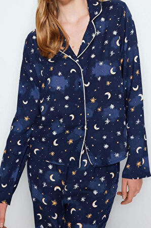 Kadın Moda Şık Gömlek Yaka Boru Paça Uzun Kol Galaksi Desenli Biyeli Viskon Dokuma Pijama Takımı