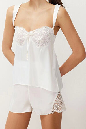 Kadın Polyester V Yaka Askılı Kol Bride Dantel Kurdele Fiyonk Detaylı Saten Dokuma Pijama Takımı