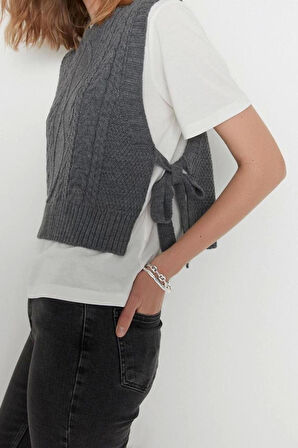 Kadın Crop Bisiklet Yaka Kolsuz Saç Örgü Crop Yandan Kurdele Fiyonk Bağlama Detaylı Triko Süveter