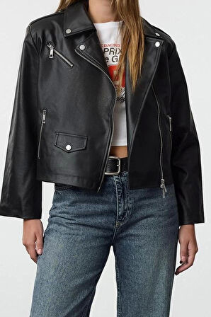Kadın Moda Şık Regular Kruvaze Yaka Standart Düz Astarlı Regular Suni Deri Biker Ceket Mont