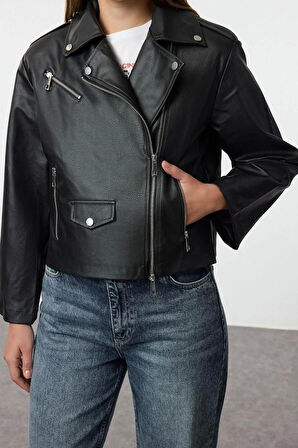 Kadın Moda Şık Regular Kruvaze Yaka Standart Düz Astarlı Regular Suni Deri Biker Ceket Mont