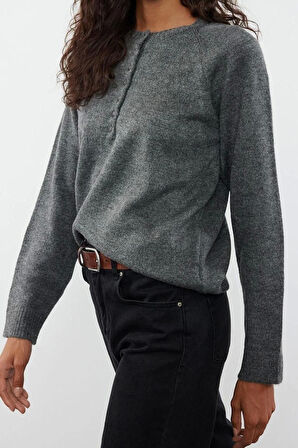 Kadın Moda Şık Bisiklet Yaka Standart Kol Regular Yumuşak Dokulu Düğme Detaylı Triko Kazak