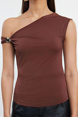 Kadın Moda Şık Üst Giyim Crop Asimetrik Yaka Fitted Kalıp Örme Metal Aksesuarlı Bluz
