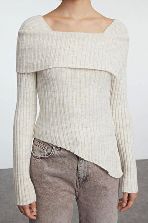 Kadın Moda Şık Carmen Yaka Standart Kol Regular Yaka Detaylı Etek Ucu Asimetrik Triko Kazak